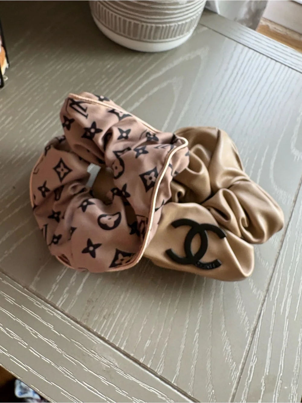 FASHION Set of 2 Logo Scrunchie Set - Neutral Beige & Beige